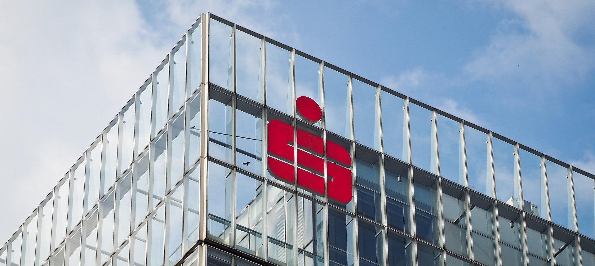 Gebäude mit Sparkassenlogo