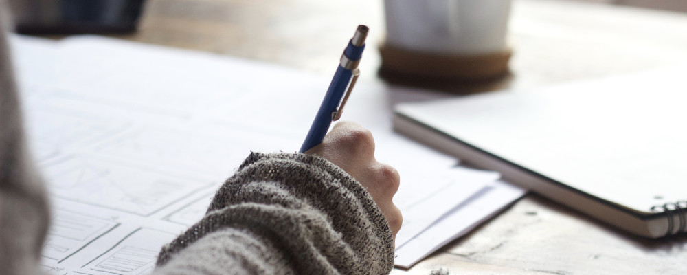 Schreiben mit Stift auf Papier