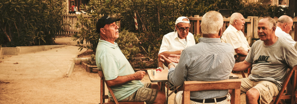 Senioren sitzen am Tisch