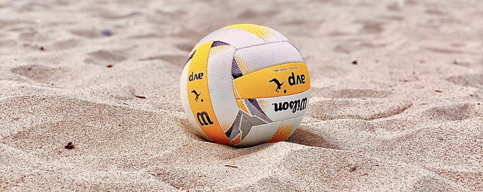 ein beach volleyball Ball im Sand