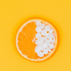 Orange halb gefüllt mit Pillen