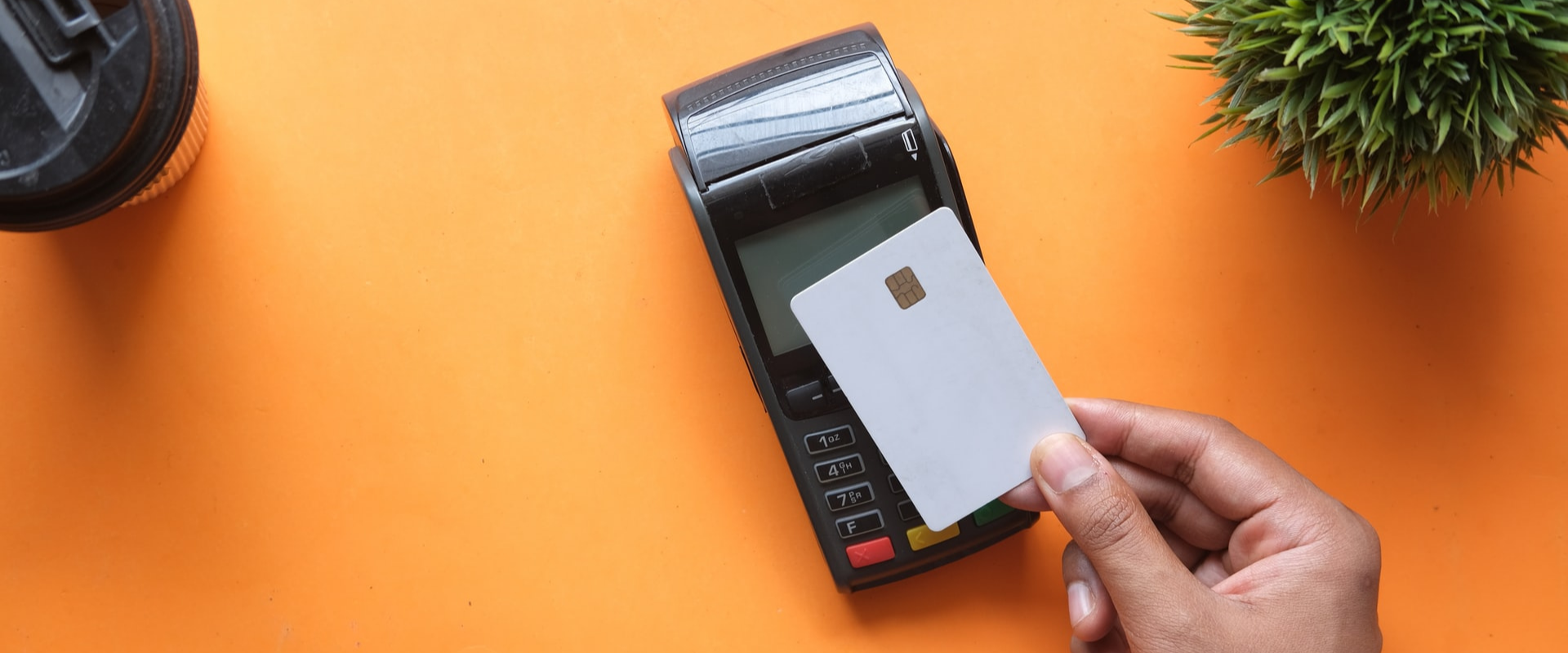 Kontaktloses Bezahlen mit Karte durch RFID