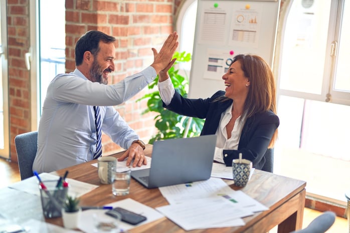 Menschen geben sich ein High-Five