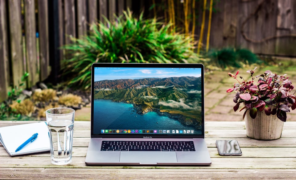 Draußen arbeiten mit Laptop